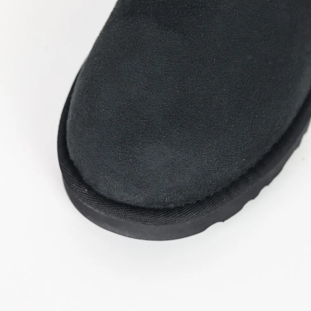 Pick up locally 💰540 The core recommendation is good price UGG basic Bailey twist style Xiaohongshu hot style Henan Longfeng leather production Sheepskin integrated top quality in the market 2-3 cm cashmere insole to keep warm in winter and a very suitable choice for home use UUG has launched a style series in the new year, which is partially geared towards the preferences of young consumers and has also moved to the forefront of fashion trends. Shoe body material Water-repellent coated suede upper 17mm UGGPURE™ implanted wool insole Lightweight non-slip comfortable rubber outsole With brand LOGO Trademark Comes with full packaging Size: 35 36 37 38 39 40